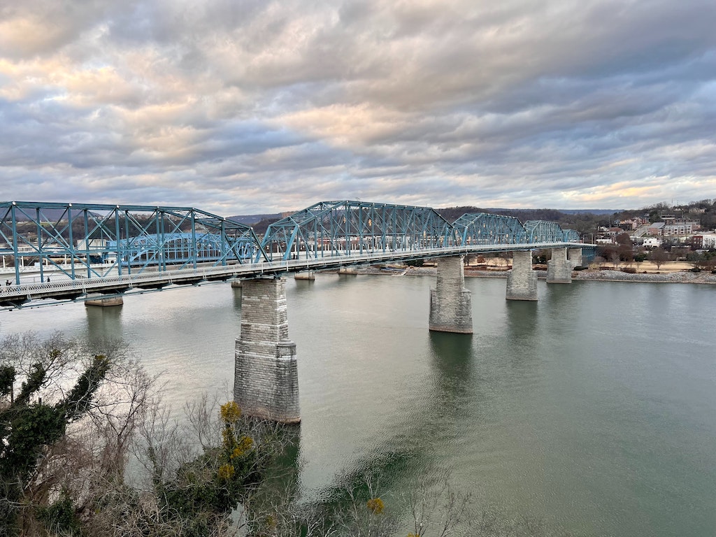 walnut street bridge crosses over the tennessee river in chattanooga